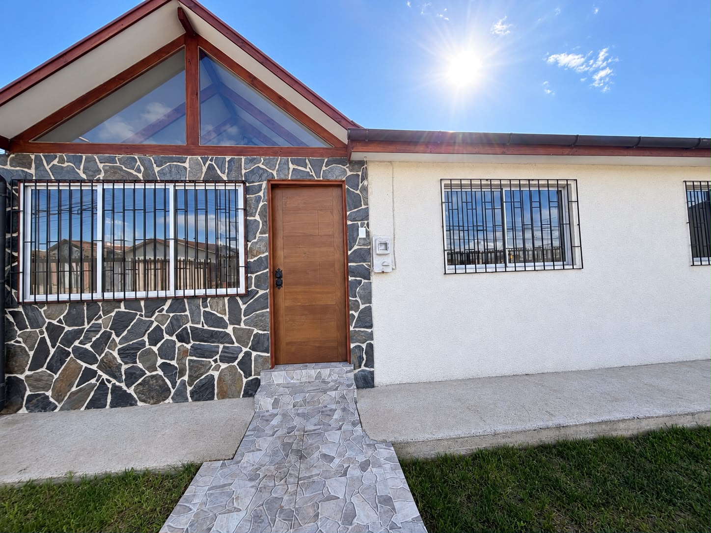 HOUNDPROPIEDADES VENDE HERMOSA CASA EN COLINAS DE ORO